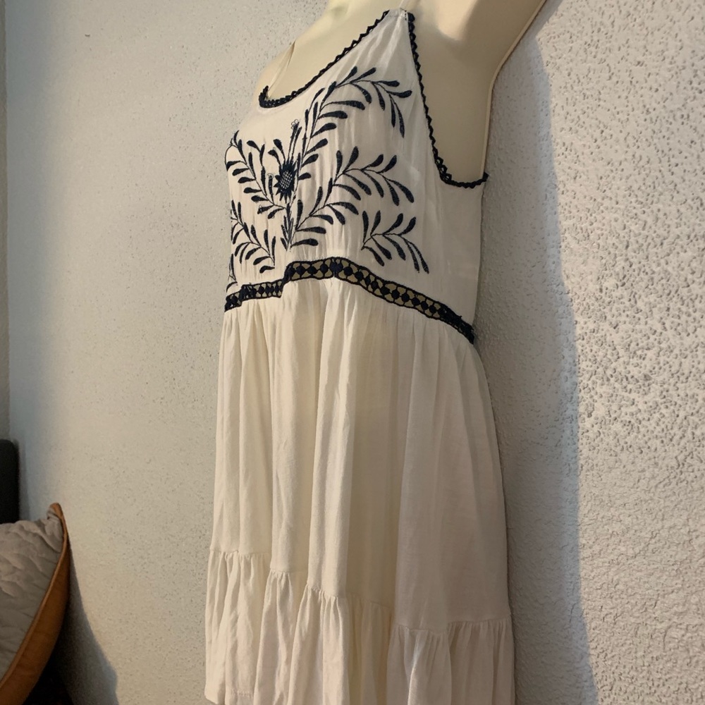 BP white with blue floral embroidery tank - Picture 2 of 4
